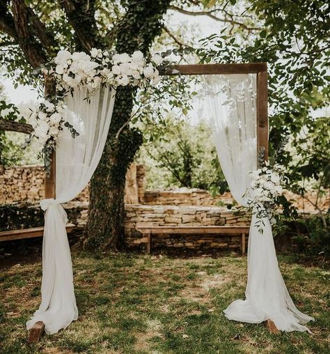 Outdoor Ceremony Arch Decor, Outdoor Wedding Arch Ideas Romantic, Wedding Arch Ideas Eucalyptus, Wedding Ceremony Ideas Simple, Simple Arch For Wedding, Wedding Decoration Photos, Simple Wooden Arch Wedding, Wedding Arch Decorations Outdoor, Wedding Arch Flowers Rustic