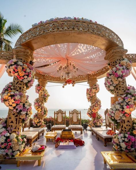 Wedding Mandap Decoration Outdoor, Mandap Aesthetic, Phera Mandap Decor Indoor, Hindu Wedding Aesthetic, Mandap Designs Indian Indoor, Phera Mandap Decor, Traditional Hindu Wedding Decor, Manifest Wedding, Mandap Setup