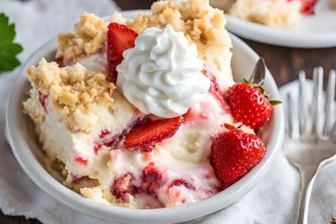 Strawberry Cheesecake Dump Cake - recipestasteful Strawberry Cheesecake Dump, Strawberry Cheesecake Dump Cake, Cheesecake Dump Cake, Leftover Strawberries, Cheesecake Frosting, Cake Mix Desserts, Strawberry Pie Filling, Dump Cakes, Strawberry Cake Mix