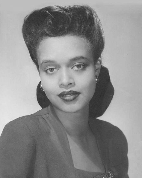 Historical Makeup, Idda Van Munster, 1940s Women, Vintage Curls, 1940s Hairstyles, Side Part Hairstyles, Face Cut, Vintage Black Glamour, Vintage Portraits