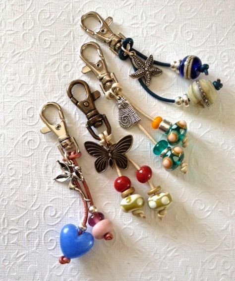 DIY KEYCHAIN FOR BACKPACKS Tassen Hanger, Sac Diy, Handbag Charms, Diy Keychain, Diy Schmuck, Purse Charms, Purse Jewelry, Beads And Wire, Bijoux Diy