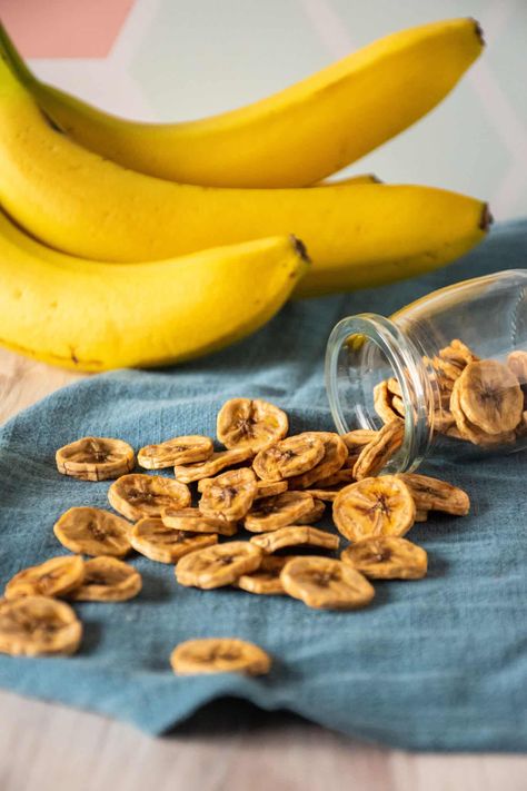 How To Make Dried Bananas - Being Nutritious Dehydrated Banana Chips, Homemade Banana Chips, Dehydrated Bananas, Dried Banana Chips, Heart Healthy Snacks, Recipes Using Bananas, Dried Bananas, Dry Fruit, Banana Chips