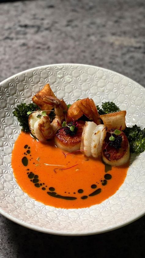 The Boujee Foodie | Prawn and Scallop Bisque, a substantial, comforting and hearty bowl to satisfy all seafood lovers like me! ♥️ 🦐 zero waste recipe My full... | Instagram Gourmet Small Plates, Restaurant Starters Ideas, New Year Dinner Ideas Food, Michelin Star Food Recipes, Shrimp Plating, Desert Aesthetic Food, Sea Food Dishes, Seafood Plating, Soup Ideas For Dinner