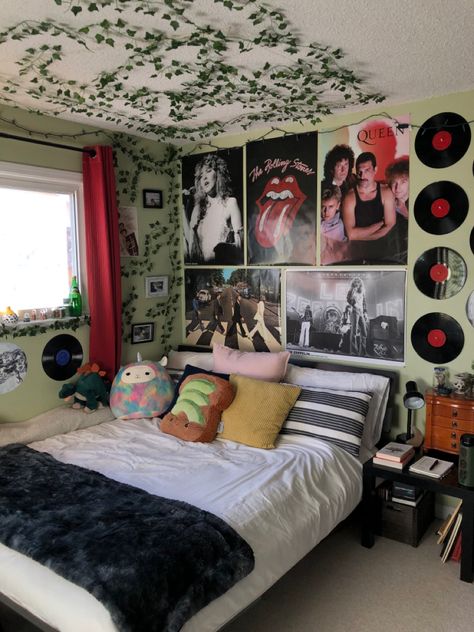 just redecorated my room :) Room Ideas Retro Vintage, Bedroom Ideas With Posters, Room Full Of Posters, Room Ideas Rock, Music Bedroom Ideas, Punk Room Ideas, Poster Room Ideas, Punk Room Aesthetic, Punk Room Decor