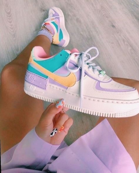 unforgettablevibes Sepatu Air Jordan, Sneaker Nike, Nike Shoes Air Force, Trendy Shoes Sneakers, Dr Shoes, Jordan Shoes Girls, Custom Nike Shoes, Nike Air Shoes, Cute Nike Shoes