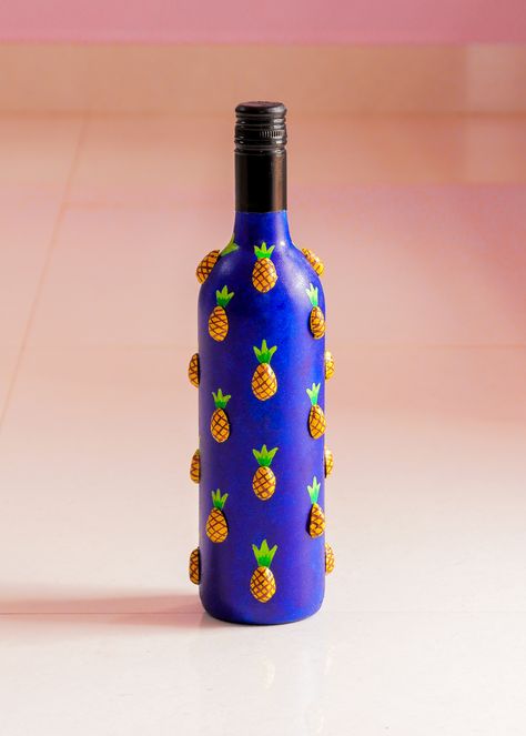 Art work on Bottle. Pista shells glued on wine bottle 😊 Pista Shell Crafts On Bottles, Pista Art Pistachio Shells, Pista Painting, Pista Shell Bottle Art, Pista Shell Art Diy Crafts, Art And Craft Ideas Creativity For Home, Bottle Art With Pista Shell, Art With Pistachio Shells, Craft With Pista Shell