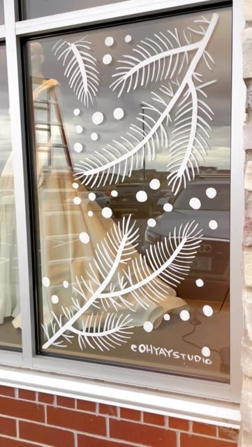 Winter Window Painting Simple, Winter Decor Window, Painted Snowflakes On Windows, Winter Shop Window Display, Painted Holiday Windows, Easy Winter Window Painting, Winter Window Chalk Art, Winter Windows Paint, New Years Window Display