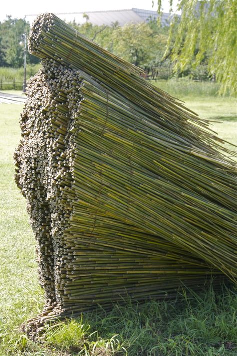 #sculpture of a woman by Cleveland-based Olga Ziemska from her series 'Stillness in motion: The Matka Series" #art #bamboo Environmental Sculpture, Ephemeral Art, Earth Art, Sculpture Installation, Figurative Sculpture, Outdoor Art, Land Art, Environmental Art, Public Art