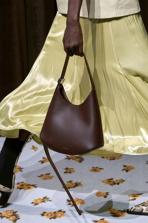 Jil Sander Spring 2025 Ready-to-Wear Collection | Vogue 2024 Runway Fashion, Bag Styling, Jil Sander Bag, Accessory Inspo, Spring 2025, Visual Journal, Grey Coat, Pretty Bags, Runway Looks