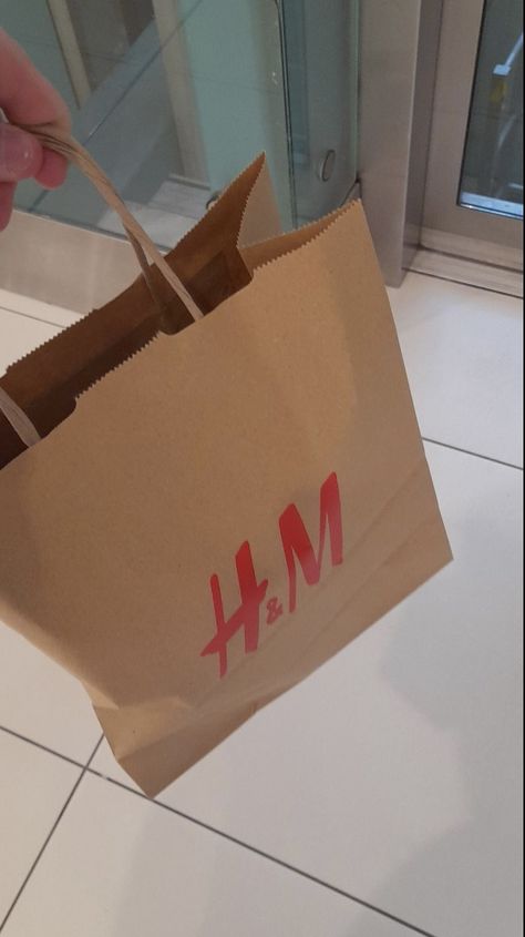 H&m Paper Bag Aesthetic, H&m Instagram Story, H And M Bags, H&m Bag Snap, Market Snapchat Stories, H&m Photoshoot, Shopping Pictures Bags, H And M Aesthetic, H And M Snap