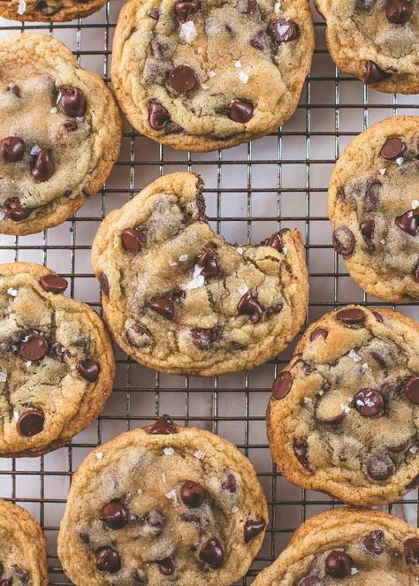 These crispy and chewy chocolate chip cookies have golden edges and soft, tender centers. Top them with a pinch of flaked sea salt. Simple Chocolate Chip Cookie Recipe, Salted Chocolate Chip Cookies, Desserts Pictures, Soft Chocolate Chip Cookies, Easy Chocolate Chip Cookies, Frozen Cookies, Choc Chip Cookies, Cream Photos, Tapered Square