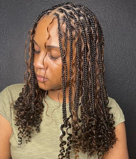 Braids For Black Women Medium Length, Short Brown Goddess Braids, Medium Short Boho Knotless Braids, Medium Length Curly Box Braids, Short Boho Braids Knotless, Boho Knotless Braids With Curly Ends, Boho Bob Knotless Braids With Color, Boho Short Knotless Braids, Braids With Curls Medium Length