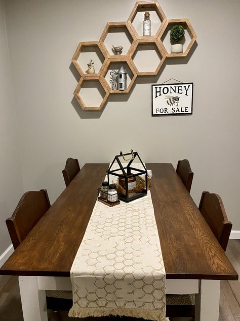 Bee Dining Room Decor, Bees Kitchen Decor, Honey Theme Kitchen, Bee Themed Living Room, Honey Bee Themed Kitchen, Honey Themed Kitchen, Honey Bee Bathroom Theme, Bee Inspired Kitchen, Honey Kitchen Decor