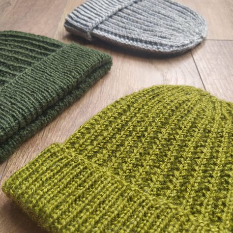 One More Mistake Beanie - FREE knitting pattern by KnitQ Flat Knit Beanie Pattern Free, Mens Hat Knitting Pattern, Mens Knit Beanie, Charity Knitting, Beanie Pattern Free, Easy Knit Hat, Diy Tricot, Beanie Knitting Patterns Free, Knit Beanie Pattern