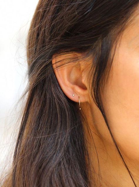 One Ear Piercing Ideas, Dainty Double Piercing, Two Earrings One Ear, Two Piercings Ear, Double Piercing Earrings Ideas, Dainty Piercings, Dainty Ear Piercings, Two Ear Piercings, Gold Hoop Earrings Outfit