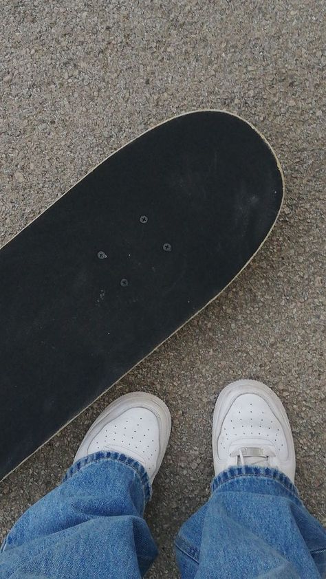 Skate Aesthetic Girl, Skater Girl Wallpaper, Skate Bord, Skater Girl Aesthetic, Skate Vibes, Skate Aesthetic, Skateboard Aesthetic, Skate Photos, Skating Aesthetic