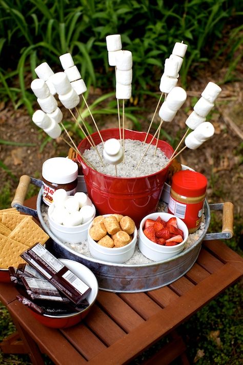 Image from Martie Knows Parties Smores Bar, Bonfire Party, Food Bars, Reception Food, S'mores Bar, S'mores, Snacks Für Party, Fire Pits, S Mores