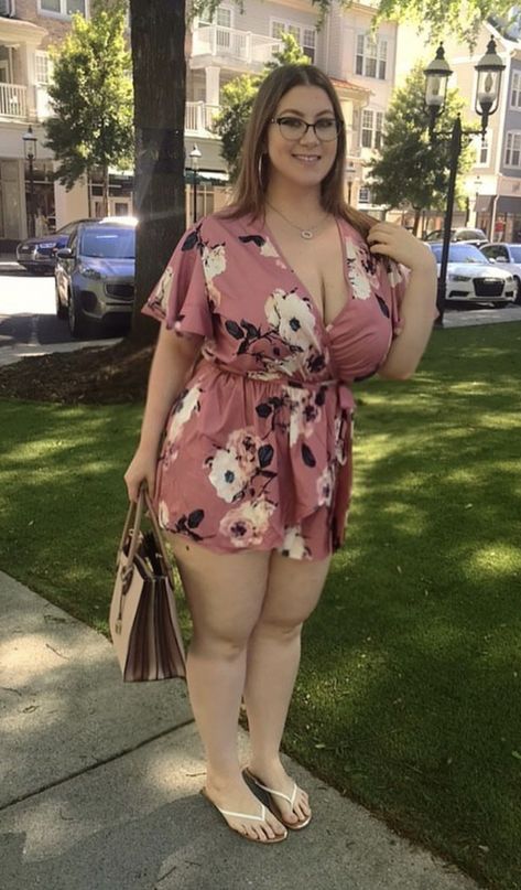 Big Women Fashion, Big Girl Fashion, Person Standing, Plus Size Models, Curvy Girl Fashion, Curvy Fashion, Amazing Women, Plus Size Fashion, Floral Dress