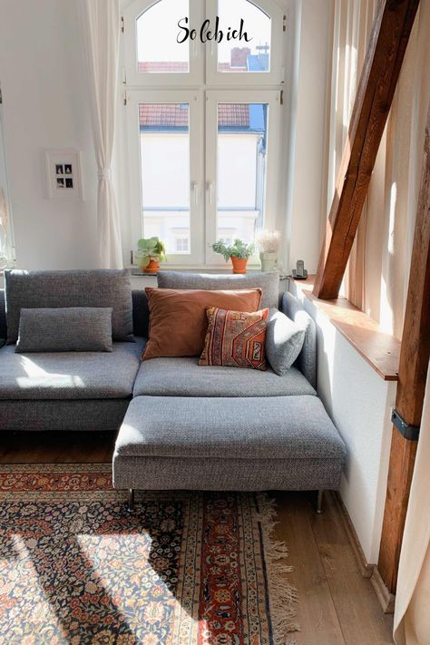 Drei-Zimmer-Altbauwohnung: Zu Besuch bei Deniz in Köln Foto: goodtobehome #solebich #altbau #wohnzimmer #couch #grau #oldbuilding #livingroom #sofa #grey Beige And Grey Living Room, Decor Over Couch, Couch Grau, Grey Sofa Living Room, Livingroom Sofa, Grey Couch Living Room, Colorful Apartment, Beige Living Rooms, Grey Couches