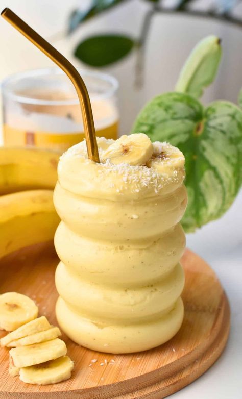 This Banana Mango Smoothie is a super-simple breakfast drink, with 16g of protein, ready in 5 minutes and made with plant-based ingredients. Mango Protein Shake, Mango Protein Smoothie, Peach Banana Smoothie, Morning Smoothie Recipes, Tropical Smoothie Recipes, Mango Banana Smoothie, Mango Pineapple Smoothie, Sweet Smoothies, Banana Smoothie Recipe