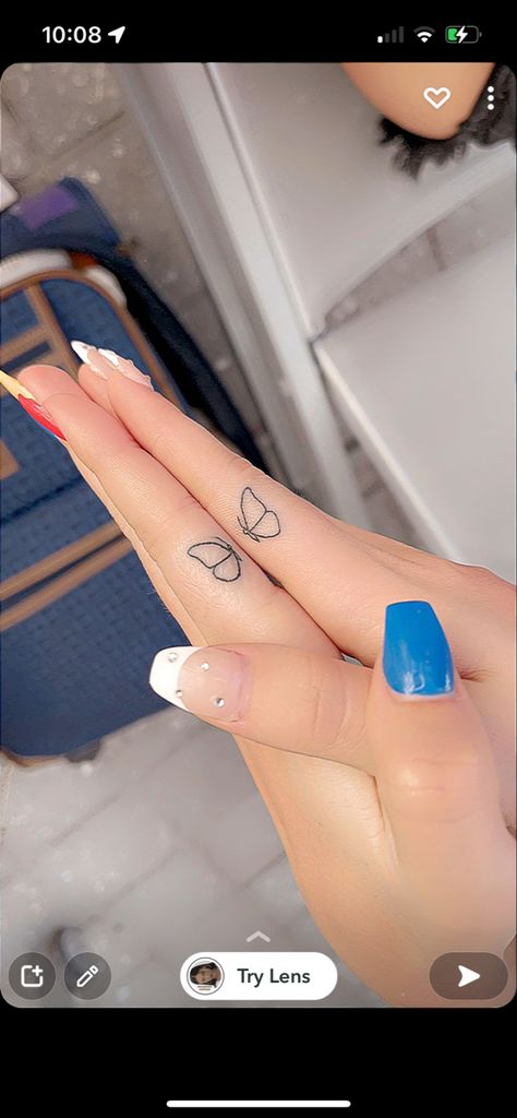 tiny finger tattoo Finger Tattoos For Besties, Finger Tattoo Best Friend, Tatto For Best Friends Girl, Finger Best Friend Tattoos, Mini Tats Finger, Small Tattoos For Besties, Small Tattoo Ideas Best Friends, Matching Tattoos For Best Friends Finger, Cute Small Best Friend Tattoos