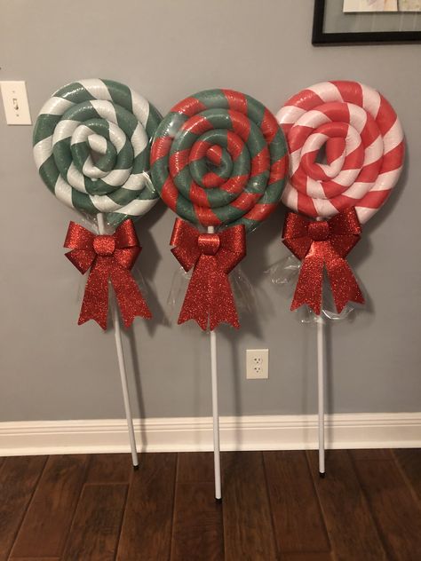 Funny Christmas Decorations Outdoor, Christmas Parade Floats, Dollar Store Christmas Crafts, Christmas Lollipops, Christmas Themes Decorations, Christmas Festival, Christmas Yard Decorations, Office Christmas Decorations, Easy Christmas Decorations