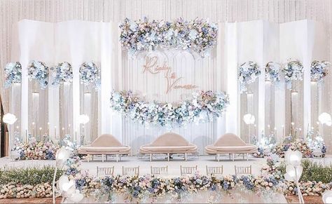 Dekorasi Pernikahan Modern Wedding Decorations, Pelaminan Modern Wedding, Indoor Stage Decorations Wedding, Luxury Wedding Decor Backdrops, Dekorasi Wedding Indoor, Dekor Pelaminan Modern, Wedding Stage Backdrop Elegant, Pelaminan Aesthetic, Wedding Stage Decorations Elegant