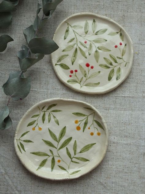 Jewelry Plate Pottery, Diy Painting Ceramics, Drawings On Ceramics, Painted Pottery Jewelry Dish, Ceramic Acrylic Painting, Diy Ceramic Jewelry Dish, Jewelry Dish Ceramic, Cute Painted Ceramics, Paint Plates Diy Ceramics