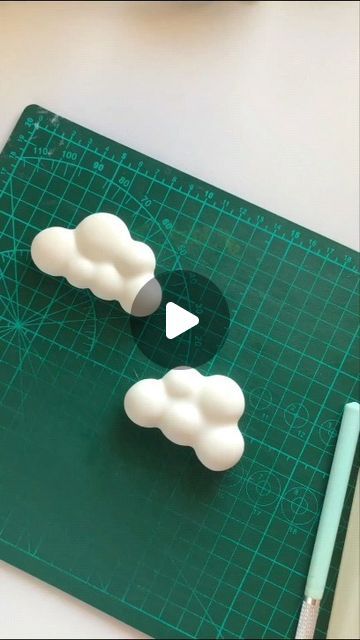 BRAND PROMOTER/INFLUENCER - Advertising & Promoting Cake Brands on Instagram: "Happy Sunday Peeps Fondant clouds . 💠@zi_happyboxes . . . #cakelicious_naija" How To Make Clouds With Fondant, How To Make Clouds On A Cake, Cloud Cake Ideas, Cloud Baby Shower Cake, On Cloud 9 Cake, Fondant Clouds, Meringue Clouds, Rain Cake, Clouds Cake