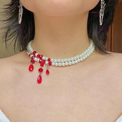 Diy Jewelry Necklace Beads Inspiration, Beaded Jewelry With Pearls, Blood Pearl Choker, Pearl Crafts Ideas, Diy Necklace Pearl, Necklace Ideas Handmade, Handmade Jewelry Ideas Necklace, Handmade Necklace Ideas, Pearl Necklace Diy