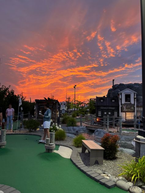 Mini Golf Friends, Mini Putt Aesthetic, Mini Putt Course, Mini Golf Date Aesthetic, Mini Golfing Aesthetic, Mini Golf Aesthetic, Mini Golf Date Outfit, Golf Course Aesthetic, Mini Golf Date