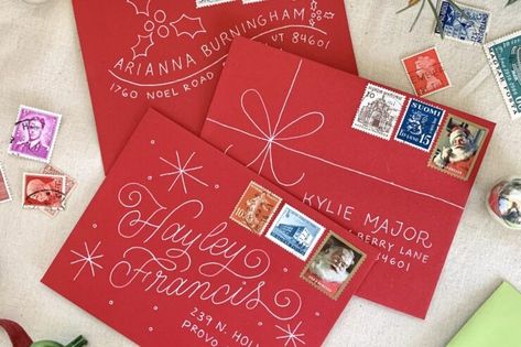 Add an extra flourish to your Christmas card envelopes! Here's a simple tutorial Christmas Card Addressing, Christmas Envelope Art, Addressing Christmas Cards, Christmas Card Envelopes, Mail Art Envelopes, Holiday Envelopes, Envelope Lettering, Christmas Envelopes, Calligraphy Envelope