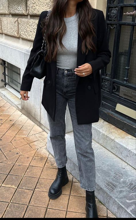 Cool Concert Outfits Winter, Jeans Boots Blazer Outfit, Casual Office Autumn Outfit, 2024 Spring Outfit Ideas, Chelsea Boots Outfit Ideas, First Day Of Work Outfit Winter, Office Outfits Women Winter 2023, Outfit Jean Slim, Casual Outfits Chic