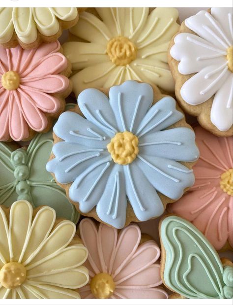 Royal Icing Cookies Floral, Flower Graduation Cookies, Garden Decorated Cookies, 18th Cookies, Wild Flower Sugar Cookies, Fancy Cookies Decorated, Flower Sugar Cookies Royal Icing, Simple Flower Cookies, Spring Cookies Royal Icing