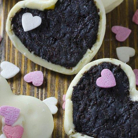 Try special edition Oreo Truffle Valentine's Day Hearts! Chocolate-dipped truffles in the shape of a heart - creamy on the inside, crunchy on the outside! #valentinesday #valentinesdaydesserts #oreotruffles #chocolatetruffles #chocolatecoveredtruffles #whitechocolatetruffles #oreotrufflerecipe #homemadetruffles via @https://www.pinterest.com/omgchocodessets/ Oreo Truffles Recipe, Dessert Oreo, White Chocolate Candy, Valentines Day Chocolates, Oreo Truffles, Valentines Day Desserts, Valentines Day Food, Truffle Recipe, Valentines Day Cookies