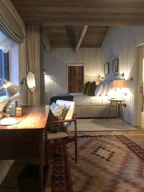 Farm Living Asethic, Soho Farmhouse Cabin, Large Bedroom Design Ideas, Soho Farmhouse Bedroom, Soho Home Bedroom, Farmhouse Interior Bedroom, Soho Home Interiors, Soho House Bedroom, Soho House Interiors