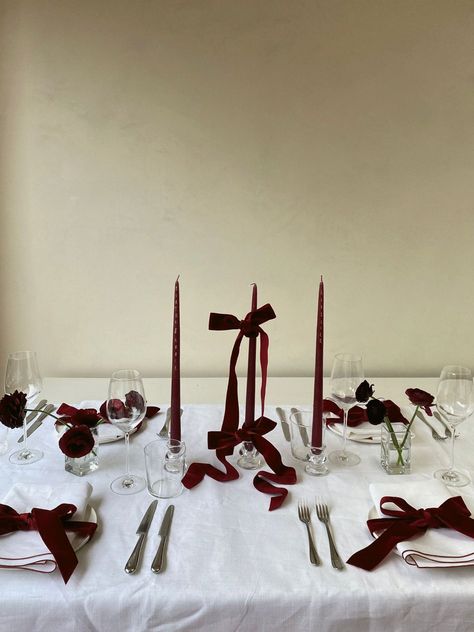 Xmas Dinner, Birthday Dinner Party, Table Setting Inspiration, Dinner Party Table, Christmas Dinner Party, Party Table Settings, Holiday Table Settings, Christmas Inspo, Christmas Table Settings