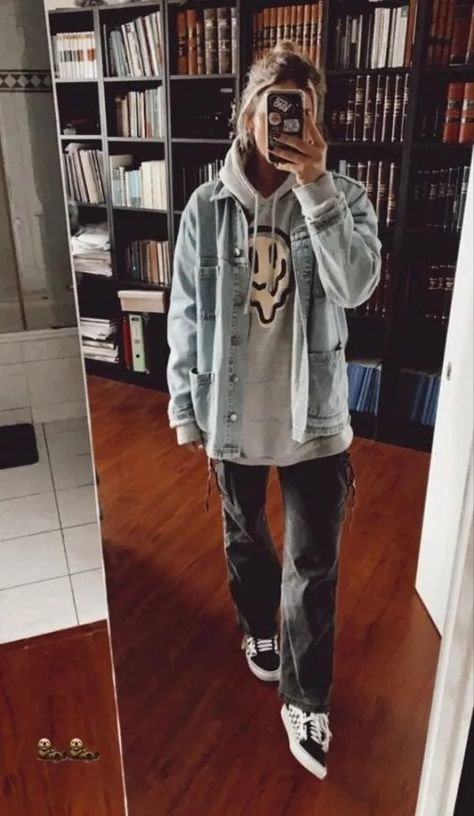 How to Get Tomboy Femme Style – TikTok Trend Watch 2024 Tomboy Beanie Outfits, Punk Tomboy Outfits, Women’s Skater Fashion, Tomboy Outfits Sporty, Aesthetic Fits Women, Tomboy Alternative Fashion, Tomboy Hourglass Outfits, Urban Style Outfits Women Casual, Short Tomboy Outfits