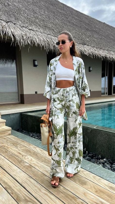 35 Best Trendy Mexico Vacation Outfits - Explore Best Summer Beach Outfits 2024 11 Bali Clothes Outfits, Best Travel Outfits For Women, Mexico Vacation Outfits, Beach Outfit For Women, Comfy Travel Outfit, Pool Party Outfits, Chic Romper, Outfits For Mexico, Beach Vacation Outfits