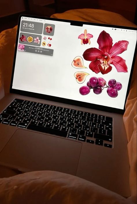 Credit to owner, I do not own this. For something similar click image or link in bio. #aesthetic #apple #macbook #tech #laptop #summer #study Macbook Laptop Aesthetic, New Laptop Aesthetic, Macbook Accessories Aesthetic, Macbook Home Screen Aesthetic, Apple Laptop Aesthetic, Hp Laptop Aesthetic, Laptop Wallpaper Ideas, Mac Book Aesthetic, Laptops Aesthetic