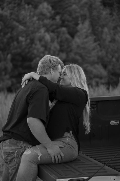 Tailgate Photoshoot Couple, Camo Couple Pictures, Bf Gf Truck Pictures, Couple Tailgate Pictures, Photo Shoots For Couples, Country Fall Pictures Couple, Picture Idea For Couples, Dirt Road Couples Pictures, Couples In Fields Picture Ideas