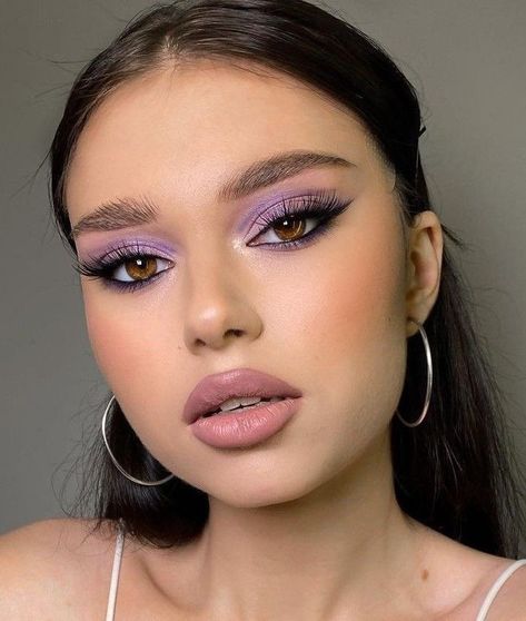 Purple Eyeshadow Looks, Purple Makeup Looks, Maquillage Yeux Cut Crease, Make Up Designs, Round Face Makeup, Purple Eye Makeup, Purple Makeup, Matte Makeup, Beauty Make-up