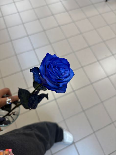 Iphone Wallpaper Blur, Blue Flower Wallpaper, Flower Gift Ideas, Rosé Aesthetic, Glitter Roses, Best Poses For Pictures, Flower Blue, Beautiful Bouquet Of Flowers, Flower Quotes