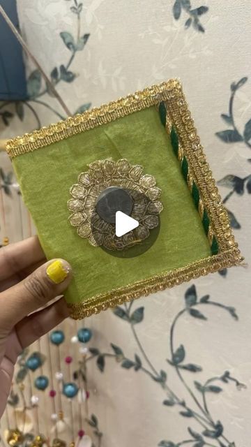 Saree Covers Ideas Diy, Handmade Giveaways Ideas, Shagun Envelopes Handmade Diy, Handmade Diwali Gift Ideas, Hand Made Envelopes, Sutali Art, Diy Shagun Envelopes, Handmade Money Envelopes, Fancy Envelopes Diy