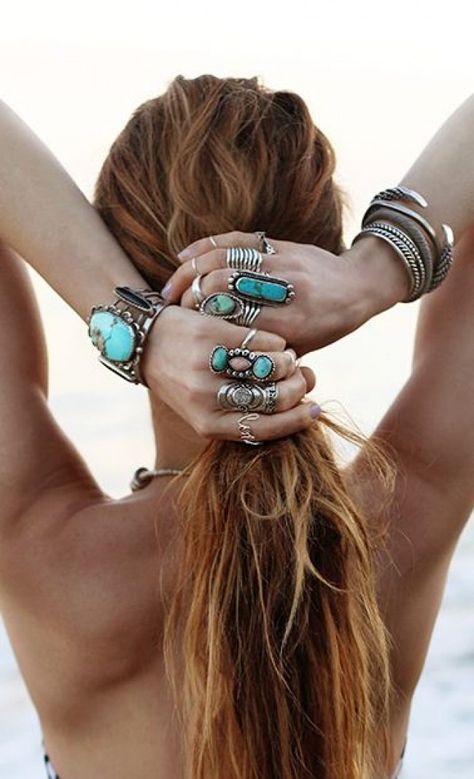 Impossible de louper cette tendance : le style hippie chic débarque dans nos placards pour l'été. Repérée à Coachella, cette mode nous permet des folies côté bijoux... Stile Hippie Chic, Hippie Elegante, Wearing Rings, Style Hippie Chic, Stile Boho Chic, Boho Mode, Mode Hippie, Hippy Chic, Estilo Hippie