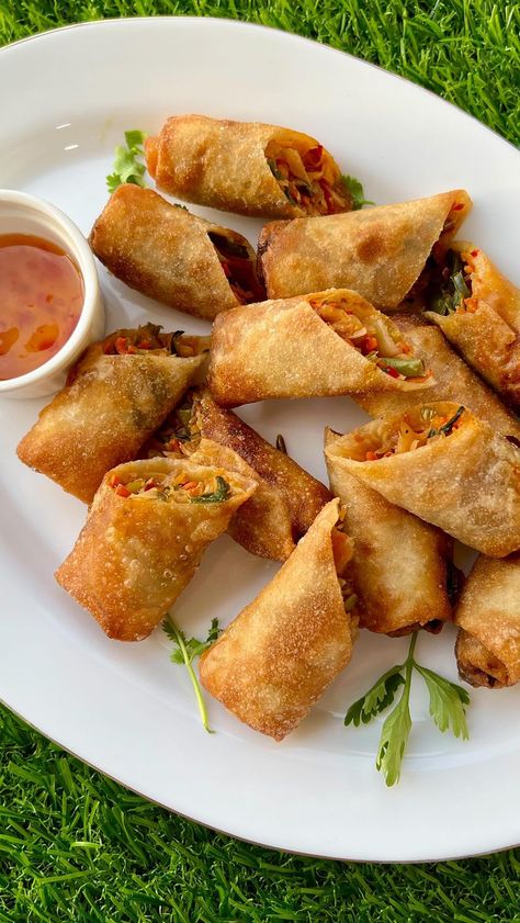 nehadeepakshah on Instagram: Veg Spring Rolls !!! This recipe needs no introduction. Leave a comment if you love spring rolls too 😃 This is definitely the EASIEST… Pandas, Veg Aesthetic Food, Indian Spring Rolls, Vegetarian Junk Food Recipes, Spring Roll Aesthetic, Spring Roll Photography, Veg Snacks For Party, Veg Spring Rolls Recipes, Spring Rolls Aesthetic