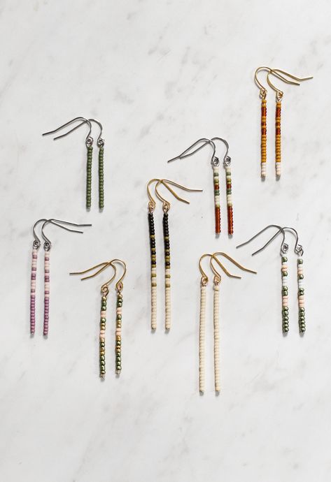 Make your own simple beaded earrings using some seed beads and this easy tutorial! Simple Beaded Earrings, Simple Bead Earrings, Seed Bead Jewelry Tutorials, Diy Earrings Easy, Diy Seed Bead Earrings, Beaded Chandelier Earrings, Beaded Earrings Tutorials, Beaded Earrings Diy, Easy Jewelry