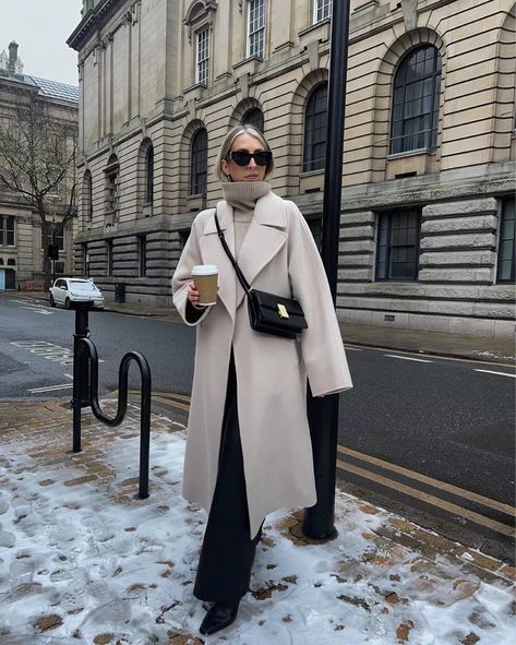 Off White Long Coat Outfit, Cream Overcoat Outfit Women, Ivory Coat Outfit Winter, Beige Winter Coat Outfit, White Overcoat Outfit Women, Long Cream Coat Outfit, Winter Paris Outfits Cold Weather, White Winter Coat Outfit, White Wool Coat Outfit