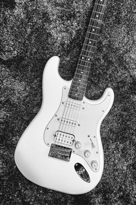 White Stratocaster Aesthetic, White Electric Guitar Aesthetic, White Guitar Aesthetic, Stratocaster Aesthetic, Black And White Electric Guitar, Emo Guitar, Fender Guitars Telecaster, Electric Guitar Stratocaster, Guitar Black And White