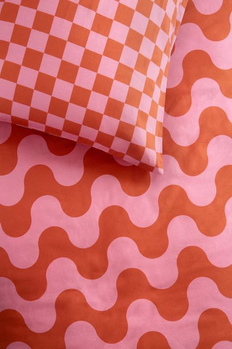 Organic cotton pink and orange retro wavy duvet cover and contrasting checkerboard pillowcases Motel Interiors, Groovy Bedroom, Funky Bedding, 1970s California, Bold Bedding, Animal Print Party, Sunset Hues, Natural Buttons, Pattern Comforter